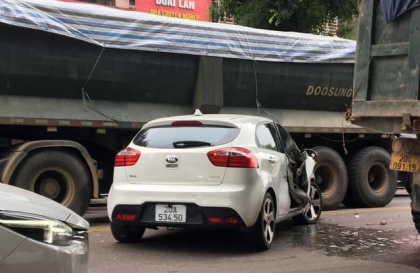 Ảnh TNGT: Gây sự nhầm đối tượng, KIA Soluto bị 