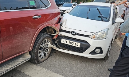 Ảnh TNGT: Hyundai Grand i10 “lố đà” đâm thủng lốp, bẹp đuôi Ford Everest
