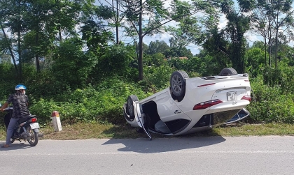 Ảnh TNGT: Hyundai Elantra lật ngửa giữa đường khó lý giải