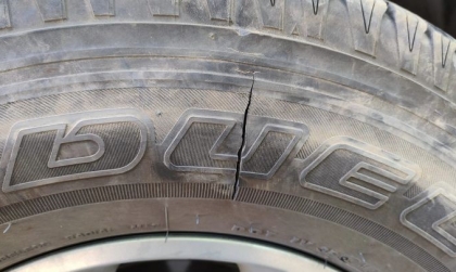 Lốp xe Ford Everest mới thay đã bị rách có bảo hành được không?