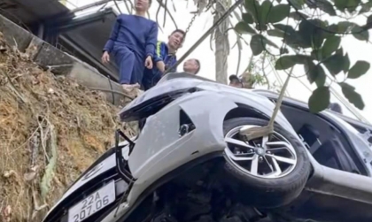 Ảnh TNGT: Nghi nhầm số lùi, Hyundai Grand i10 22A 20706 lao thẳng xuống mương