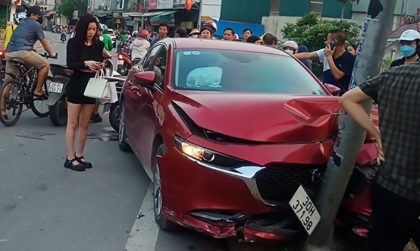 Ảnh TNGT: Mazda3 BKS 30H 37198 mất lái đâm thẳng cột điện