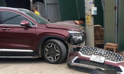 Ảnh TNGT: Hyundai Santa Fe nổ túi khí, vỡ nát một bên mũi xe