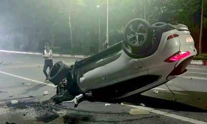 Ảnh TNGT: Hyundai Tucson hạ gục gốc cây trước khi lật ngửa giữa đường