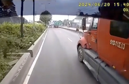 Văn hoá giao thông: Clip tài xế công ten nơ 51D 11213