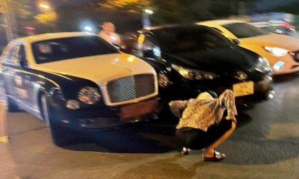 Ảnh TNGT: Sang đường, Toyota Vios BKS 30G 73542 tạt bẹp đầu Bentley Mulsanne Speed 30H 07777