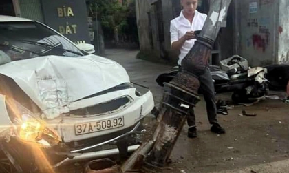 Ảnh TNGT: Mitsubishi Mirage đọ độ cứng của cột điện