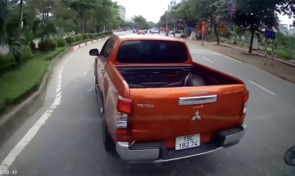 Clip VHGT: Nghe thấy tiếng còi, Mitsubishi Triton BKS 19C 18274 lao vào tạt đầu xe tải