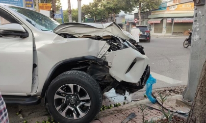 Ảnh TNGT: Toyota Fortuner 72A 54108 gây tai nạn liên hoàn trước khi đâm thẳng cột điện