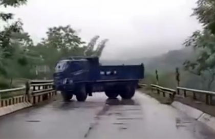 Clip TNGT: Xe tải quăng đuôi như drift trên đường trơn, quật nát đầu xe ngược chiều