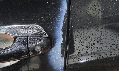 Có bác nào bị bong sơn cửa xe Vios khi đi mưa như em không ạ?