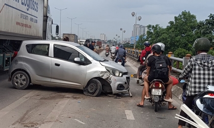 Ảnh TNGT: Xe tải Chevrolet Spark BKS 29D 41752 đâm bung dải phân cách cứng trên cầu Thanh Trì
