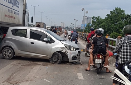 Ảnh TNGT: Xe tải Chevrolet Spark BKS 29D 41752 đâm bung dải phân cách cứng trên cầu Thanh Trì