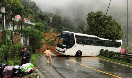 Lâm Đồng: QL20 Đèo Bảo Lộc sạt lở nghiêm trọng