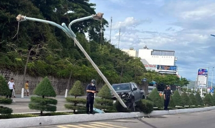 Ảnh TNGT: Chevrolet Colorado hạ gục cột điện