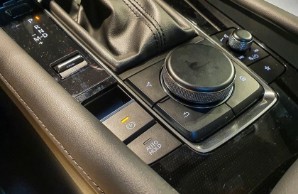 Xin tư vấn về phanh tay điện tử xe Mazda3