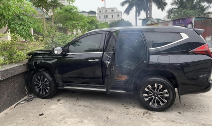Ảnh TNGT: Mitsubishi Pajero Sport đâm vào tường nổ túi khí vì thợ rửa xe nhầm chân ga