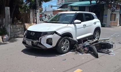 Ảnh TNGT: Qua giao lộ Hyundai Creta đâm tan xe máy