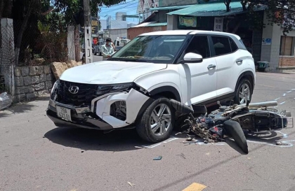 Ảnh TNGT: Qua giao lộ Hyundai Creta đâm tan xe máy