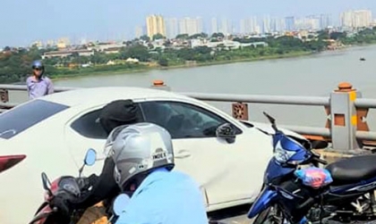 Ảnh TNGT: Mất lái, Mazda2 BKS 30A 89573 đâm tung dải phân cách cứng trên cầu Thanh Trì