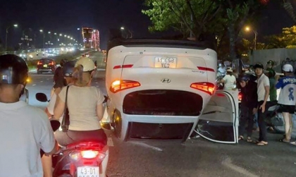 Ảnh TNGT: Hyundai Tucson BKS 43A 85351 lật ngửa dưới chân cầu Rồng