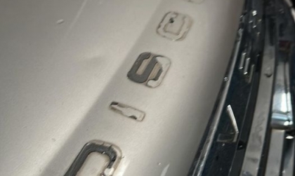 Loại bỏ mấy chữ dán nắp ca-pô xe Everest thế nào các bác nhỉ?