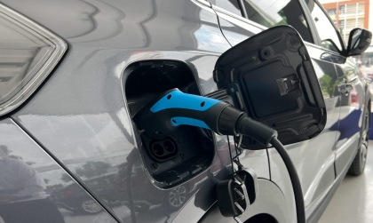 Xin hỏi cách khắc phục vấn đề sạc này của VF e34?