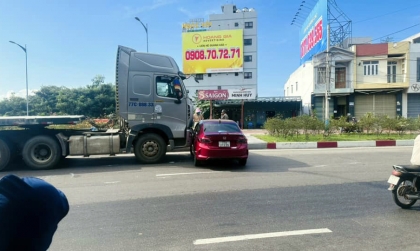 Ảnh TNGT: Honda City BKS 77A 21355 lại vượt ẩu đúng điểm mù