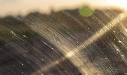 Kính lái Toyota Altis bị xước thì có nên đánh bóng lại?