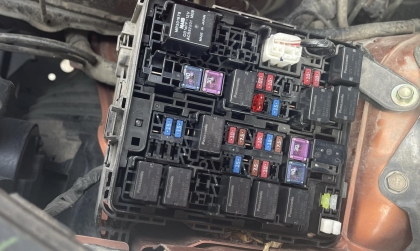 Xin các bác chỉ giúp vị trí cầu chì của dàn lạnh Xpander?