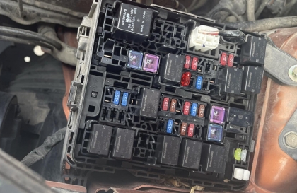 Xin các bác chỉ giúp vị trí cầu chì của dàn lạnh Xpander?