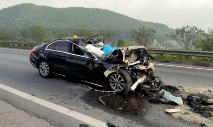 Ảnh TNGT: Mercedes-Benz BKS 30G 03410 đâm đuôi xe tải trên cao tốc Nội Bài - Lào Cai