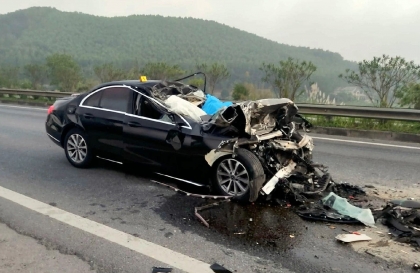 Ảnh TNGT: Mercedes-Benz BKS 30G 03410 đâm đuôi xe tải trên cao tốc Nội Bài - Lào Cai