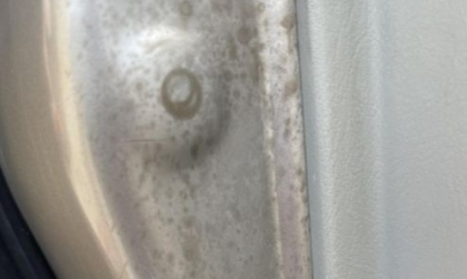 Làm sao để xử lý vết bẩn bám vào cửa Toyota Innova thế này?