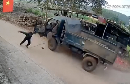 Clip TNGT: Pha tung người lao khỏi xe như làm xiếc của tài xế xe tải khi vào cua