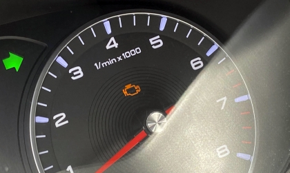 MG ZS hiện đèn báo màu vàng khi đã nổ máy