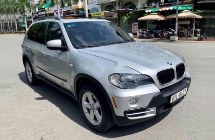 BMW X5 2010 để chìa khoá trong xe bị hết ắc-quy