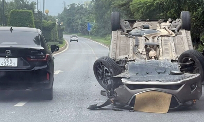 Ảnh TNGT: Đâm vào dải phân cách Mazda2 BKS 88A 17747 lật ngửa giữa đường