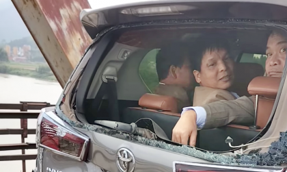 Ảnh TNGT: Ford Ranger 98C 28654 đâm nát đuôi Toyota Innova trên cầu