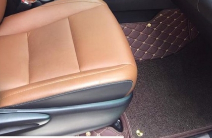 Innova bị nước ngấm vào sàn xe do đâu?
