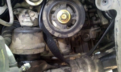 Toyota Innova khi đánh lái kêu rin rít trong khoang động cơ