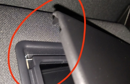Gãy ngàm miếng che kính trang điểm trên e34 phải làm sao?