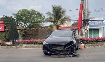 Ảnh TNGT: Hyundai Accent BKS 60A 03759 tan nát sau va chạm với công-ten-nơ