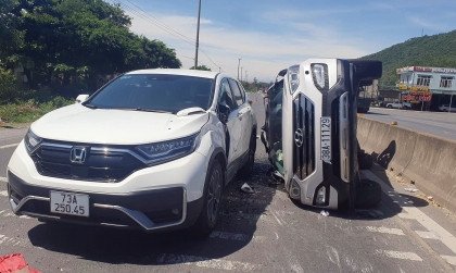 Ảnh TNGT: Nghi buồn ngủ, Hyundai Tucson bay qua bên kia đường đâm vào Honda CR-V
