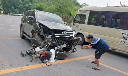 Ảnh TNGT: Đổ đèo bất cẩn, Toyota Fortuner BKS 22A 07170 đâm thẳng xe máy