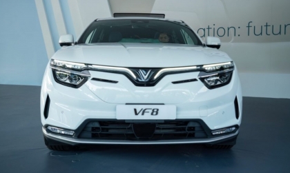 Làm sao để xử lý xe VF8 bị kẹt nắp capo?