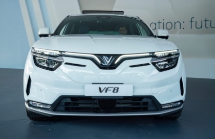 Làm sao để xử lý xe VF8 bị kẹt nắp capo?