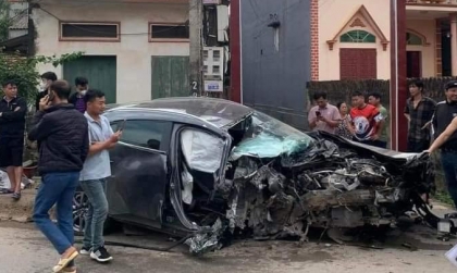 Clip TNGT: Mazda3 gẫy rời bánh trước sau cú đâm kinh hoàng vào cổng nhà dân