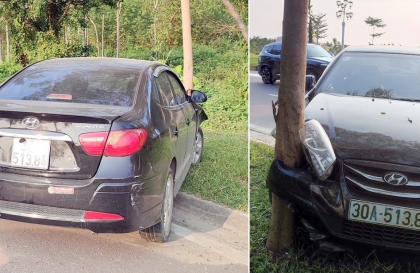 Ảnh TNGT: Hyundai Avante 30A 51384 leo vỉa hè, đâm toạc gốc cây