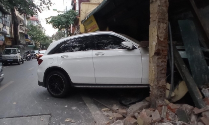 Clip TNGT: Mercedes-Benz GLC BKS 30F 08019 đâm đổ nhà cổ trên phố Hàng Bạc